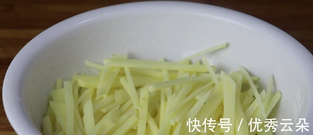 早餐|土豆别再炒土豆丝了，教你1个新吃法，几分钟就能搞定早餐！