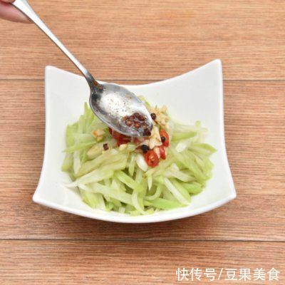 小米辣|#夏季爽口开胃菜 炝拌佛手瓜