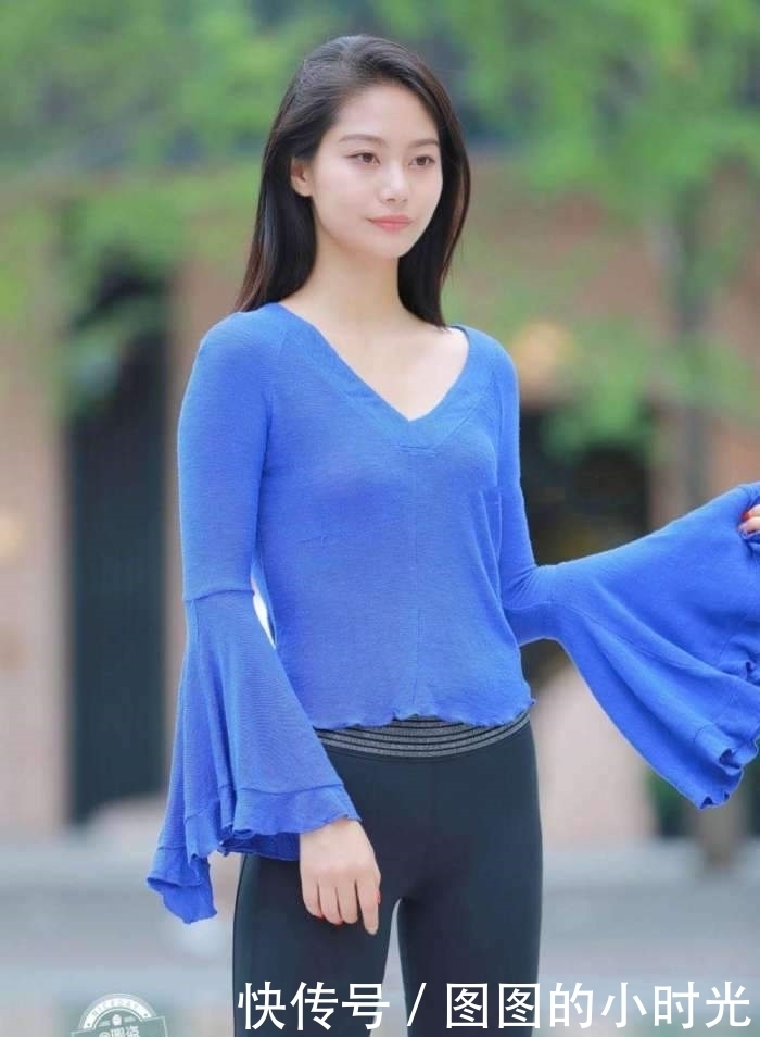 小姐姐|街拍:小姐姐穿蓝色针织T恤像翩翩飞舞的蝴蝶,搭紧身裤身材超赞