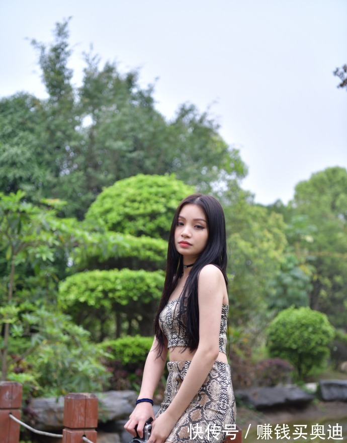小姐姐 高冷“御姐”的别致穿搭，蛇纹裙搭配“恨天高”，轻松胜人一筹！