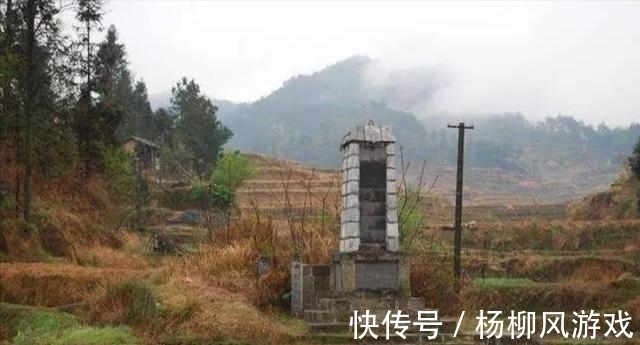 墓碑$毛主席唯一一次题写墓碑,却写给了他老师,字迹与众不同,更大气