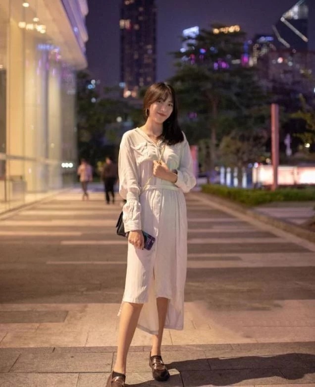 街拍：黑色圆领卫衣搭配黑色破洞牛仔裤，很帅气的小姐姐啊