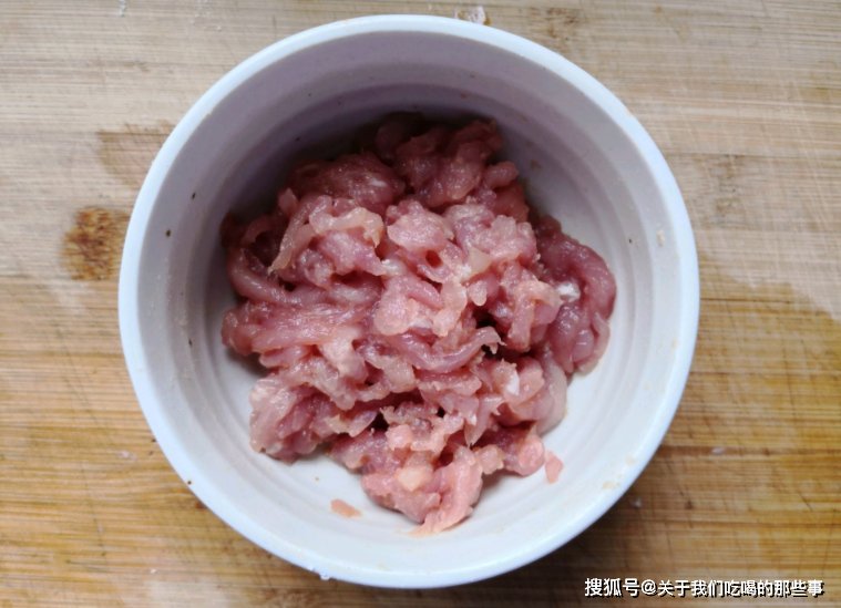 蒜薹炒肉丝，和厨师学了2招，蒜薹又绿又脆，肉丝又嫩又滑，真香