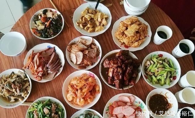 晒晒婆婆家的年夜饭，12道菜，荤素搭配有营养，简单好吃有味道