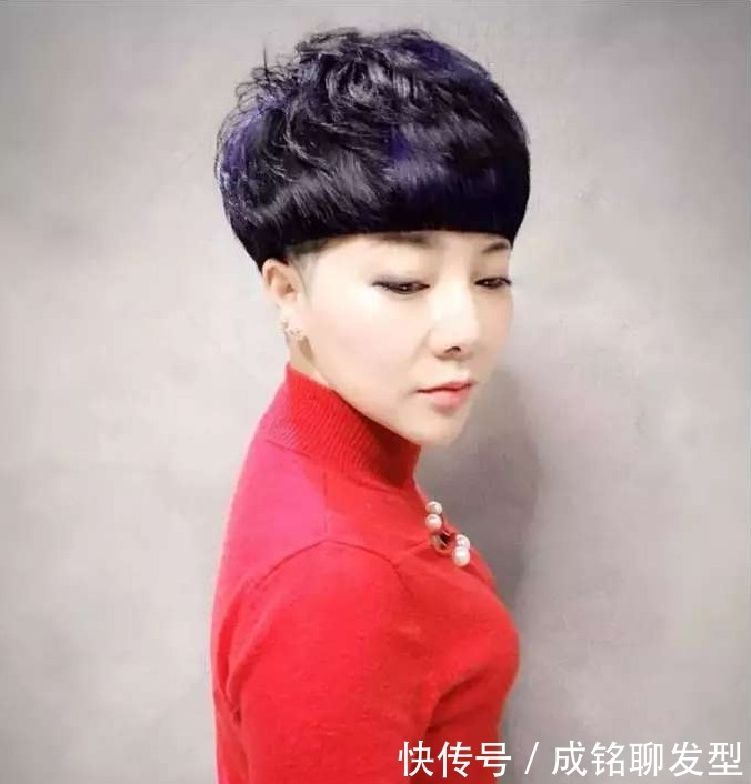 选择发型|年过50岁脸圆发量少的女人,剪短烫卷才更减龄,瘦脸还显发量多