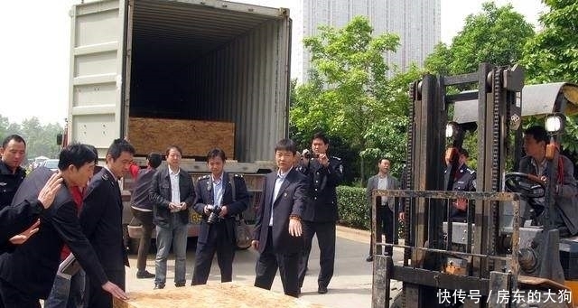 文物|花50万找土夫子来盗墓,一件石椁就卖100万美元,事迹被拍成电影