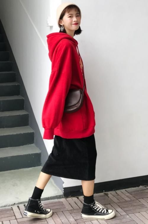 下装的选择|春天卫衣别搭紧身裤了,如今网红都爱“chic风”,又潮又个性