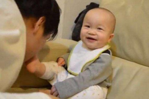 儿子|老爸主动给一岁儿子喂饭,妈妈不放心进来查看,笑的直不起腰