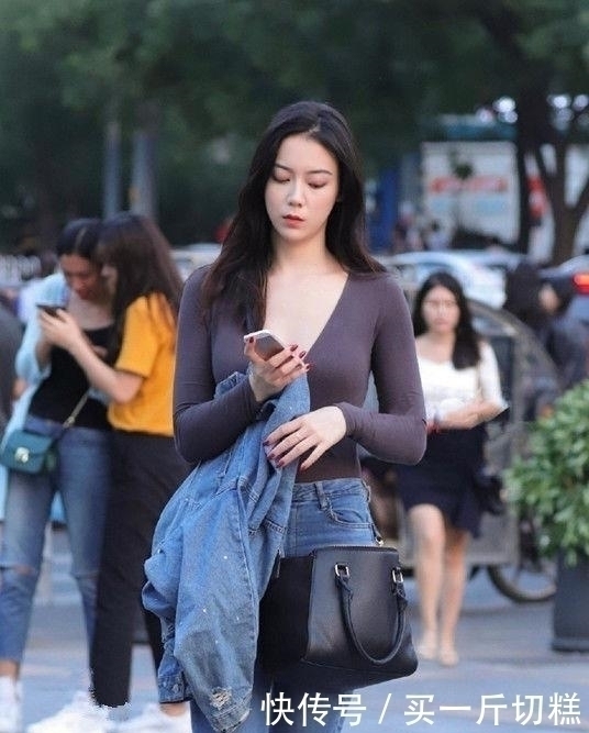 高跟鞋|街拍美女身材曼妙的小姐姐,个性穿搭,尽显青春朝气