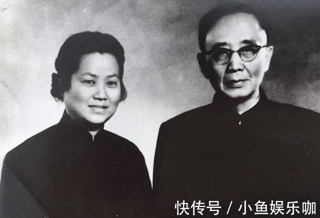 素书$郭沫若4字骂鲁迅,鲁迅加了1字回击,世人笑称:这便是郭沫若