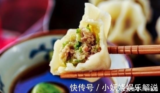调饺子馅只会放盐？难怪不好吃，放3种调料，饺子才鲜香多汁！