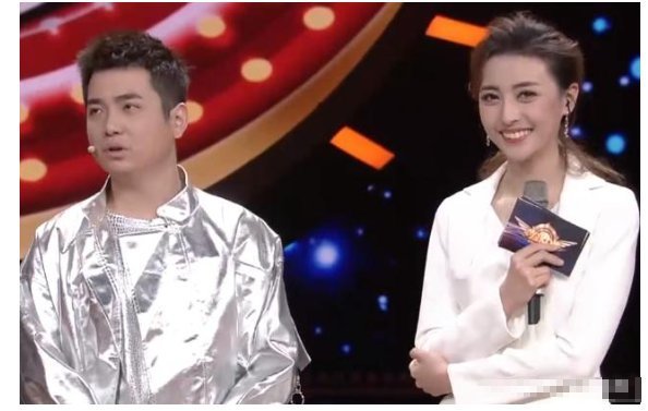 央视主持人张舒越站姿懒散,主持气口把握不到位,观众不认可