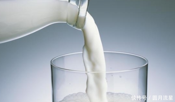 牛奶是早上喝还是晚上喝,效果大不一样,别再盲目乱喝了