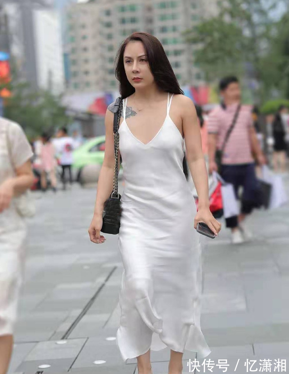 身穿白色|街拍知性大方的小姐姐,身穿白色吊带连衣裙,非常的美丽动人!