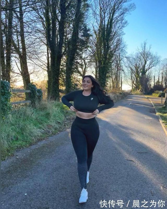 詹娜|大体重的捷克美女，曾经是难民，通过努力“逆袭”成知名模特