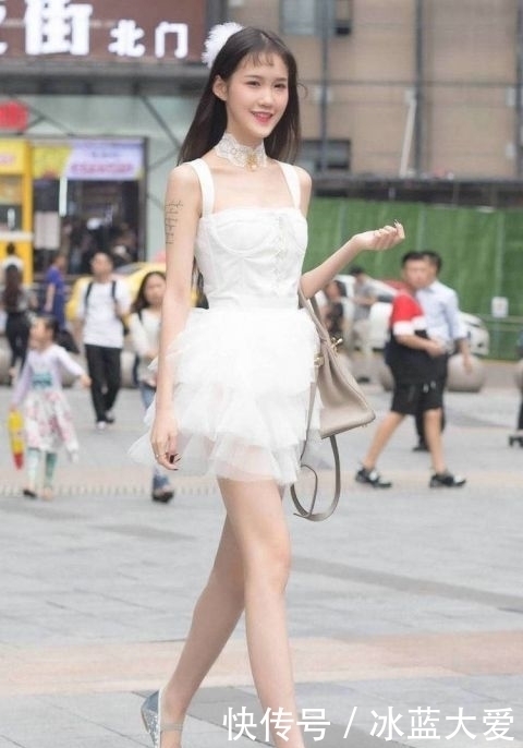 少女独|红色吊带配牛仔裤紧致显身材,穿红色高跟鞋好有女人味