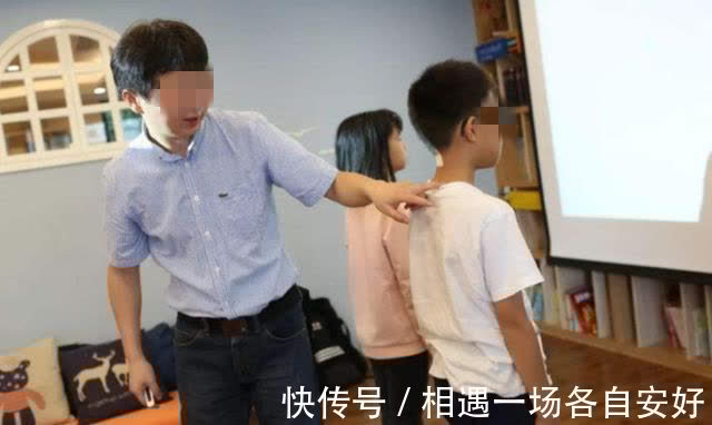 翘二郎腿|孩子的3种习惯性坐姿,身高会越长越“矮”,基因再好也徒劳