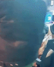 |搞笑GIF:大学宿舍的KTV包间