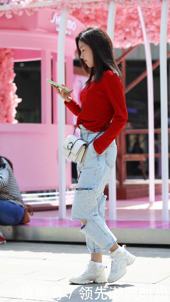 融入自己|小姐姐故意将牛仔裤撕裂,秀腿又时尚,搭配红色上衣耀眼靓丽!