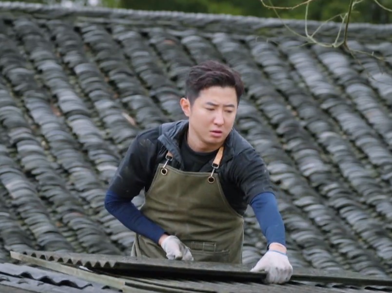 张艺兴刘晓邑即兴跳舞, 但被张子枫抢了镜头, 这坐姿绝了!