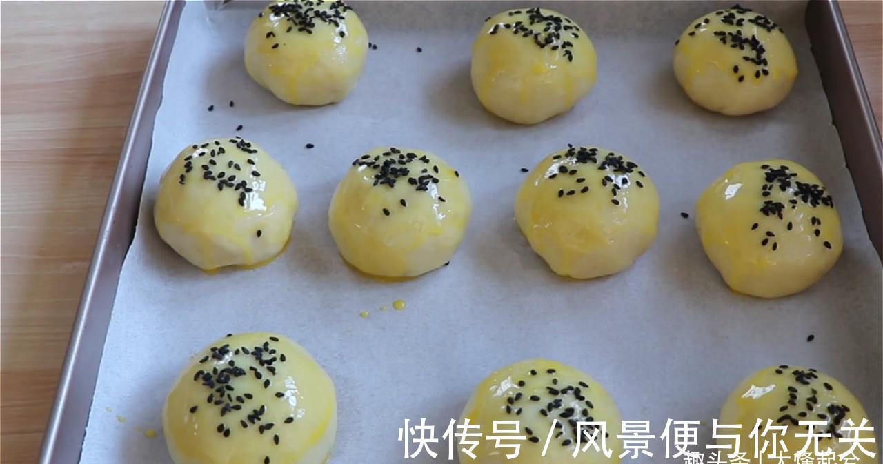 8块一个的蛋黄酥，在家自制低成本，一口酥掉渣，比外面卖得好吃