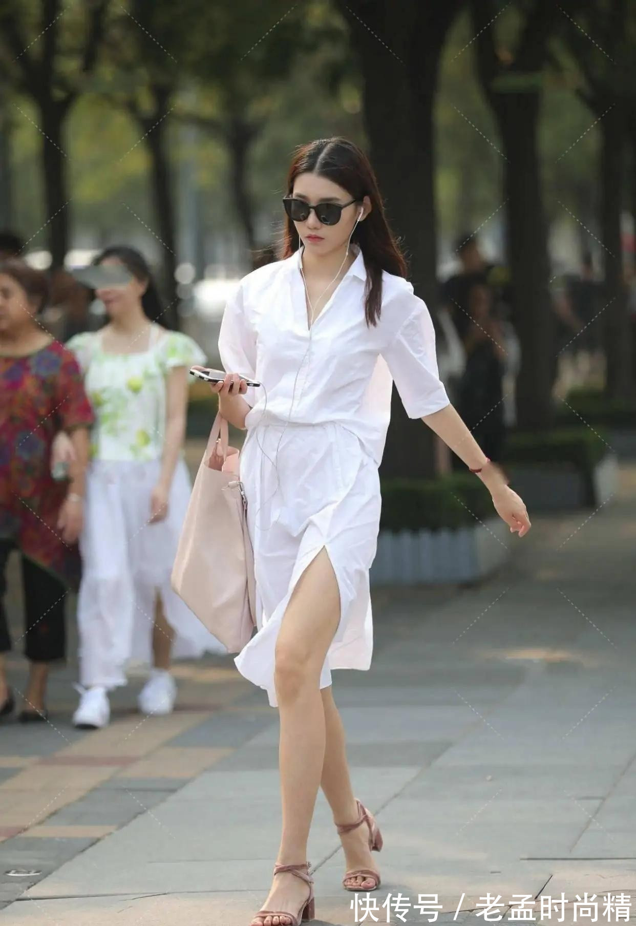 凸显|白色衬衣裙凸显强大气场, 搭配太阳镜, 给人炫酷感