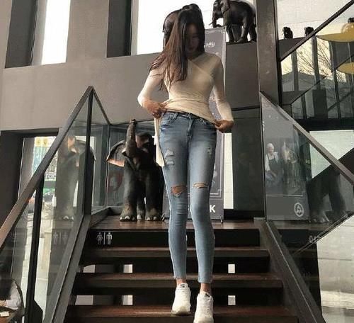 性感 紧身牛仔裤让你看起来很漂亮,少妇的身材太迷人,性感十足