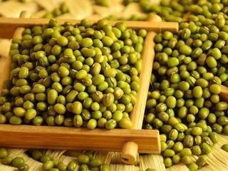 绿豆富含氨基酸，它的营养是大米的3倍，能清热解毒，降血脂