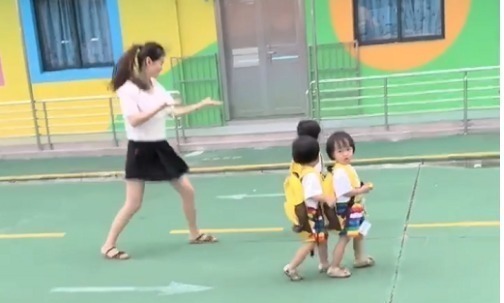 三胞胎|辣妈“六亲不认”式送三胞胎上学,像极了传说中的“赶鸭子上架”