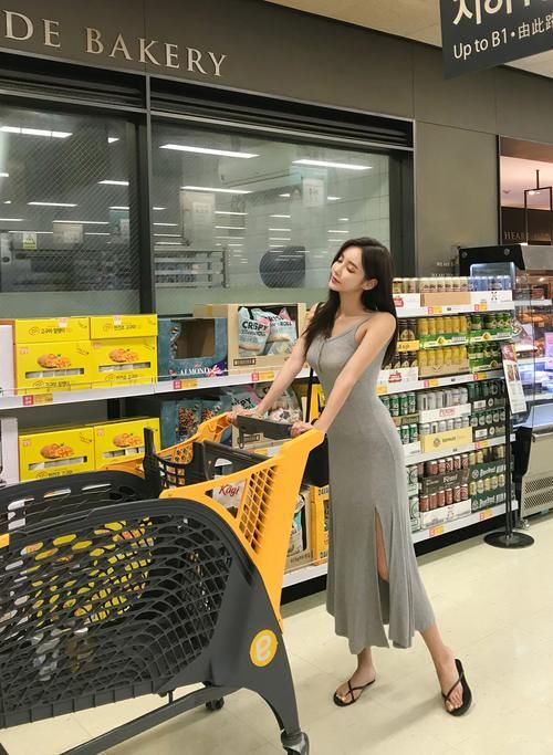  美女|美女穿搭：小姐姐爱穿紧身裙，性感迷人！