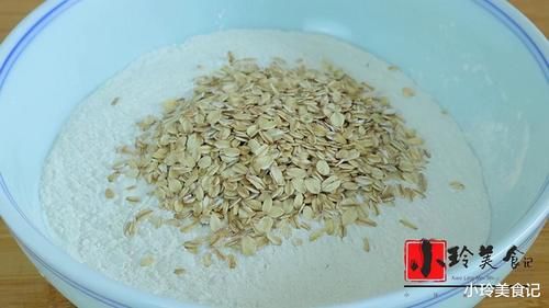 决定用燕麦片搭配一些食材做一款发糕，真的是太暄软了，松软香甜比面包还好吃，燕麦片你们都喜欢吃吗