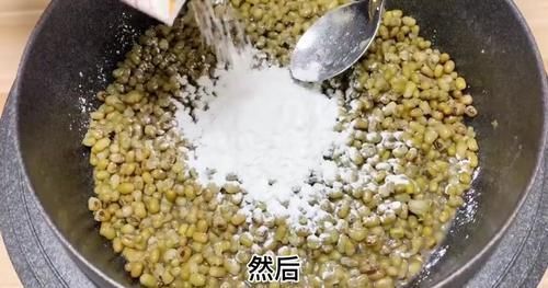 砂瓜|三伏天要多吃绿豆加250克糯米粉，筷子一搅，香甜软糯太好吃了