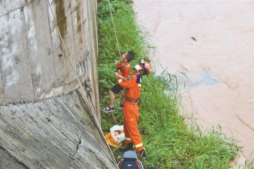 深圳晚报|母子三人被暴雨困桥下 消防人员靠绳索救上岸