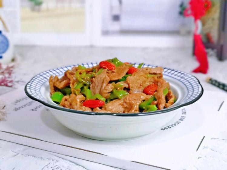 牛肉片炒青椒做法简单，和米饭太搭了，全家抢着吃