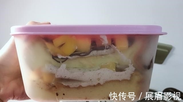 宝妈|宝妈给孩子买蛋糕边角料,引起网友热议,孩子的自卑油然而生