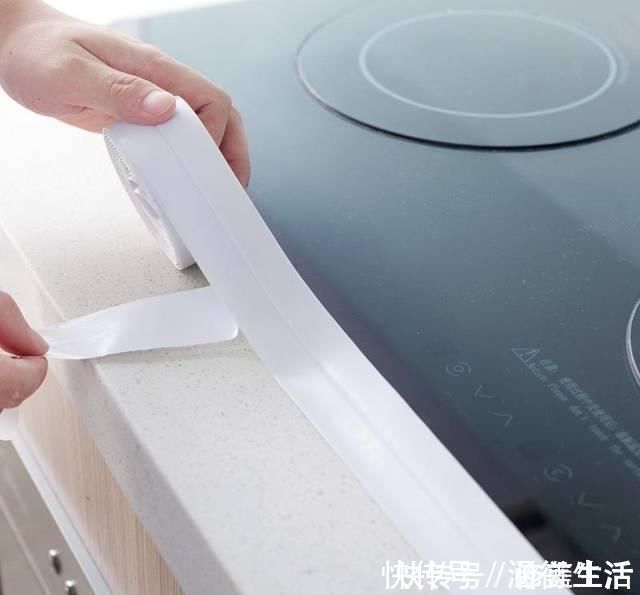 玻璃胶用久会“变黑”保洁阿姨的“小妙招”,立马洁净还杀菌