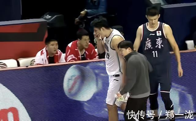 犯规|一场比赛连伤3人!苏伟被驱逐,周鹏吃到技术犯规,场上又见血了