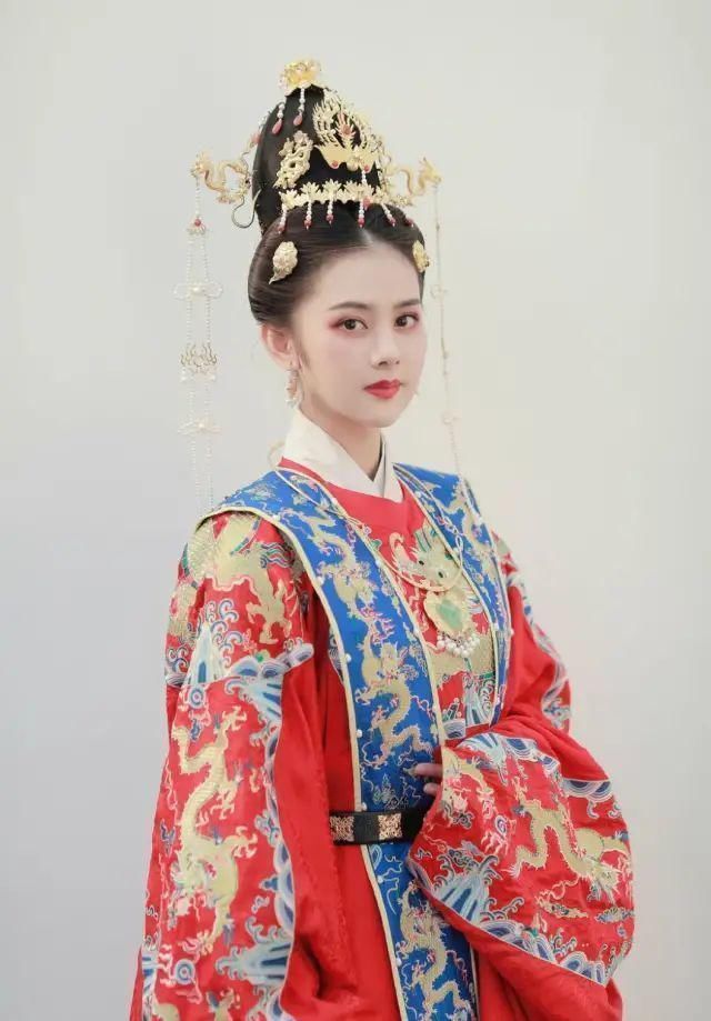 霞帔#中国人的嫁衣,不该只有西方的婚纱,更应该是传统的凤冠霞帔!