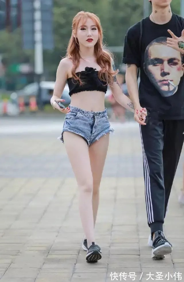 街拍|美女街拍:小姐姐穿超短裤,腿又长又直,满分好评!