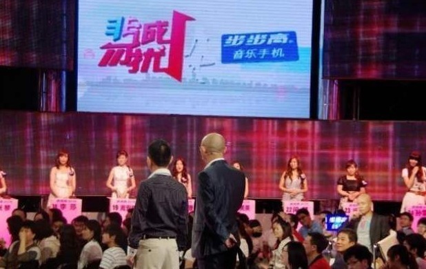 小伙上“非诚勿扰”遭灭灯,却被台下富婆看中:牵我包吃住20年