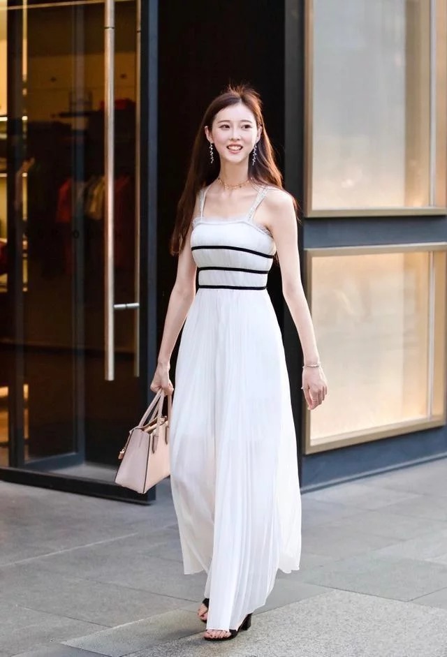 街拍:小美女无袖上衣配白色裤子,色彩运用十分娴熟,让人惊艳