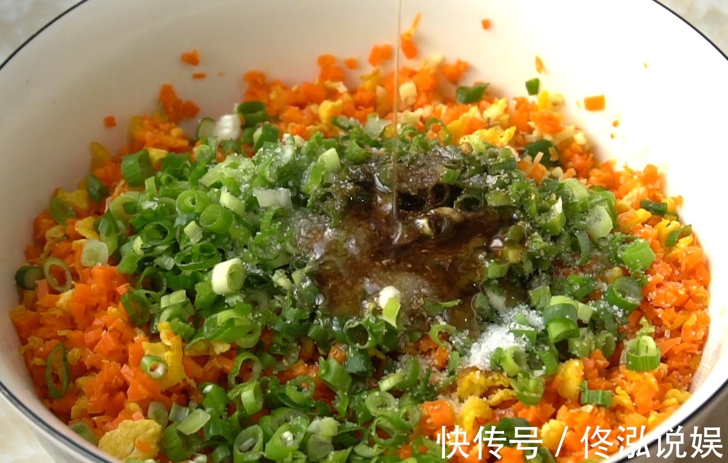 胡萝卜这种吃法真过瘾，卷一卷切一切，层层裹着馅料，比包子还香