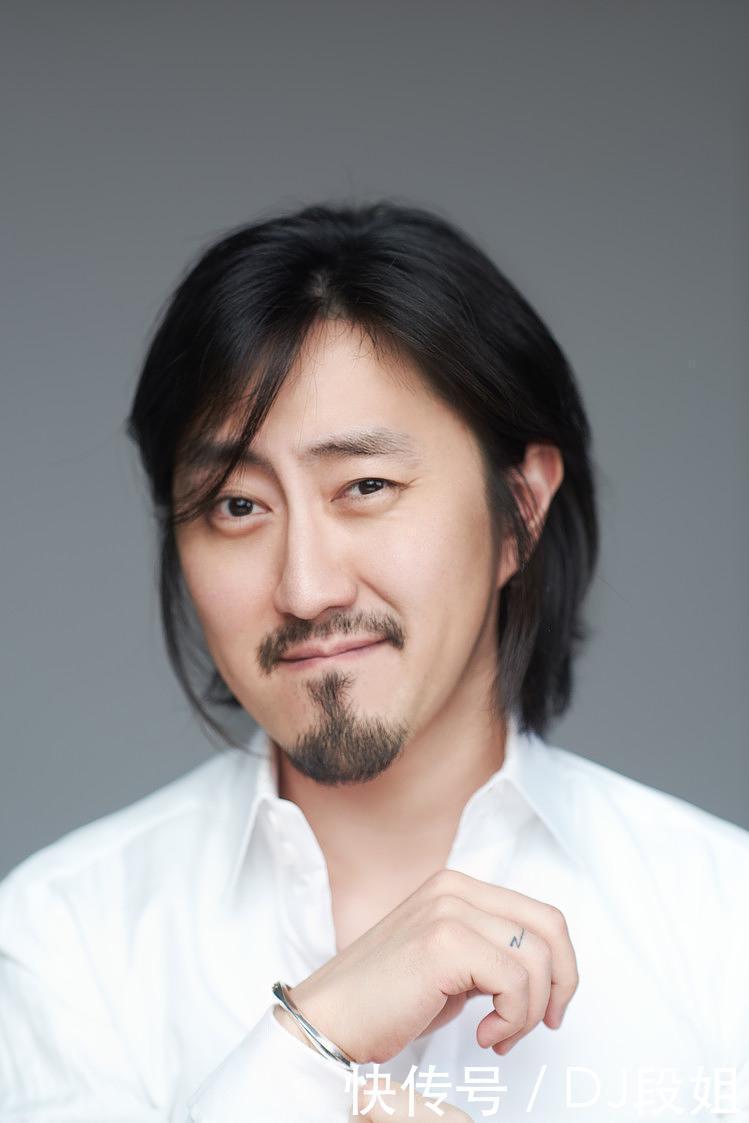 专辑 《宝藏歌手》里的宝藏音乐人,李荣浩挚友,曾在金曲奖击败周杰伦