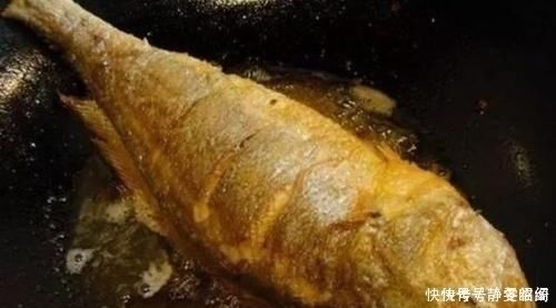 煎鱼时只需放点“它”鱼肉不粘锅不破皮，30年大厨的经验分享