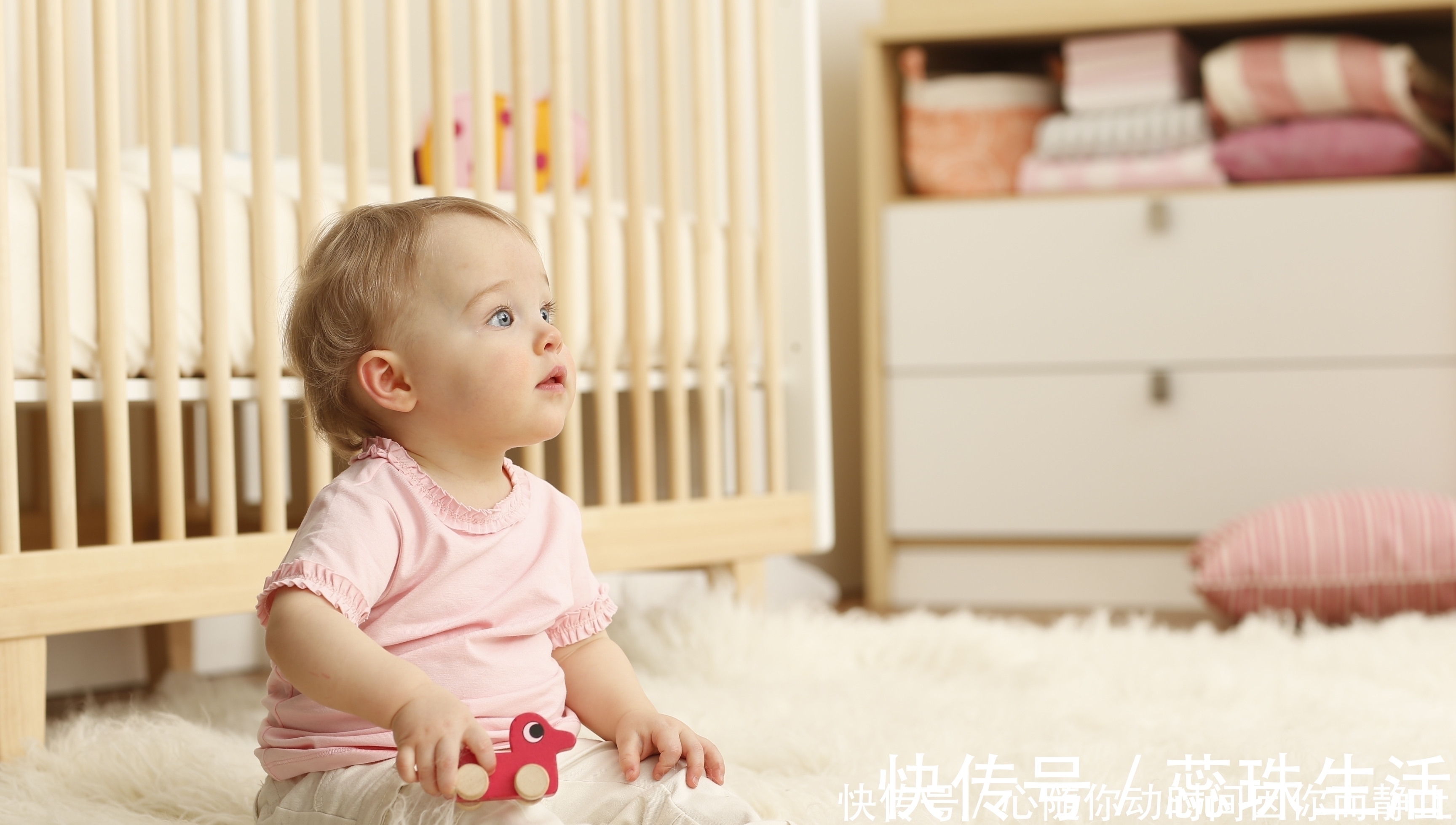 大脑|如何训练宝宝爬行?妈妈按照以下步骤来,不愁宝宝学不会