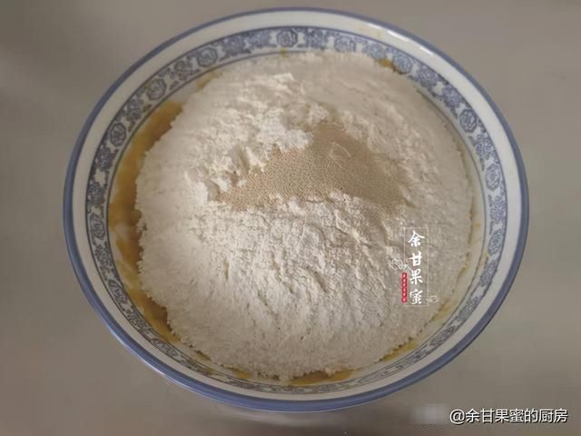 这道面食不用加水，制作过程简单，成品亮丽松软，无糖也甜美