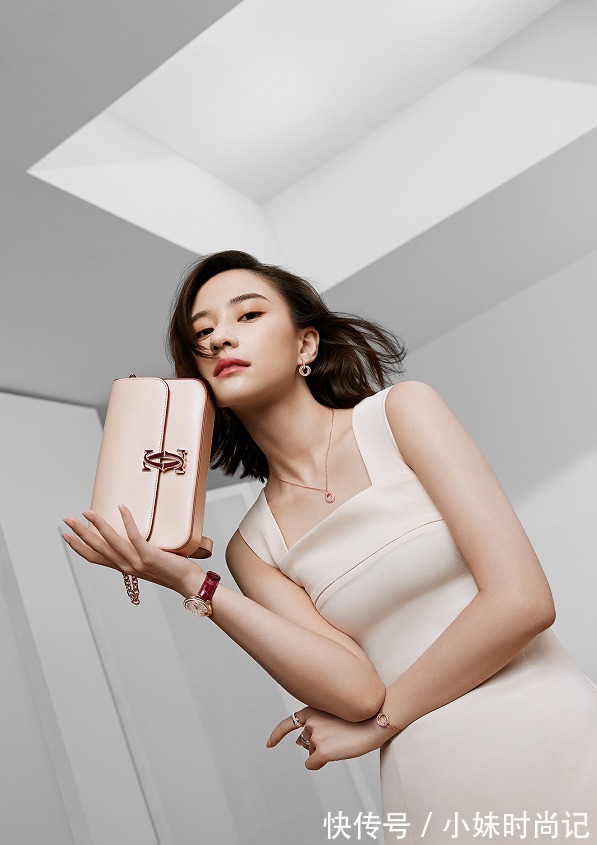 紧身|何超莲扮老成也不土,贵妇搭配更显高级,气质拿捏得正正好好