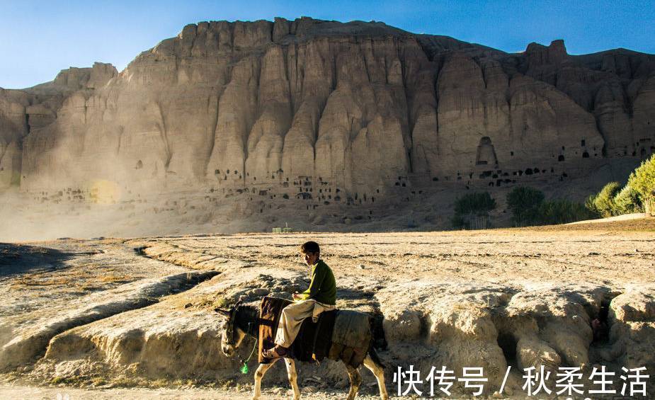 山洞|巴米扬山洞里发现了千年前的油画，油画残破，内容已经没人知道了