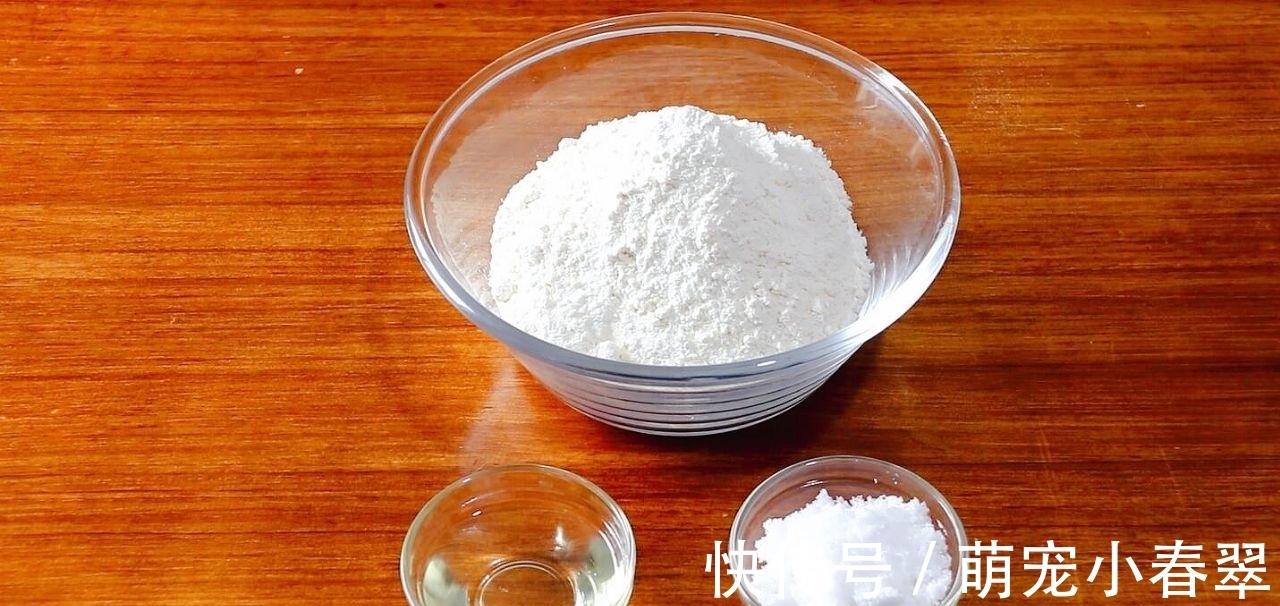 教你气泡饼的新做法，只需用小碗按下圆形面皮，个个空心鼓大泡