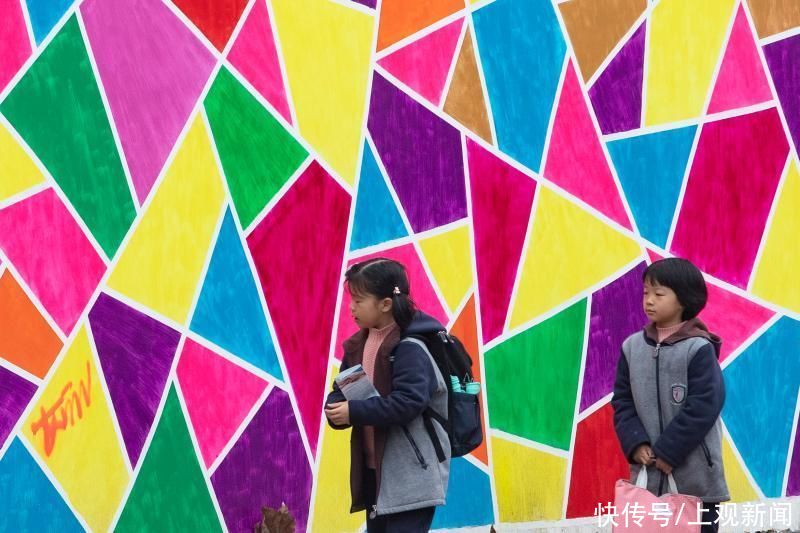 包围|30余幅彩绘绵延600多米,上海徐汇一老小区被涂鸦“包围”……